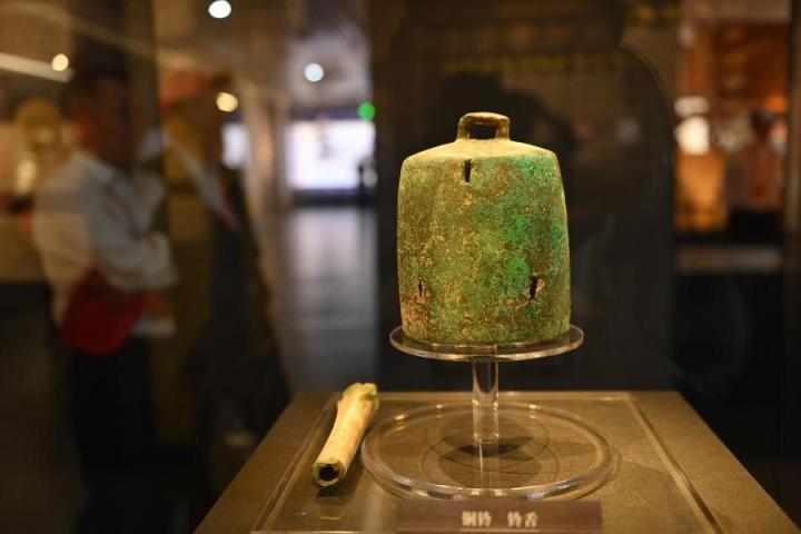 張家川縣馬家塬車輿博物館展陳的馬家塬遺址出土的銅鈴。李亞龍 攝