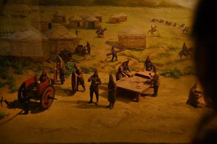 在張家川縣馬家塬車輿博物館展陳的關(guān)于戰(zhàn)國西戎車輿制作過程的模型。李亞龍 攝