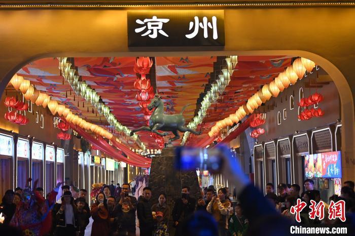 圖為游人拍攝煥然一新亮相的街區(qū)。李亞龍 攝</p>
<p>