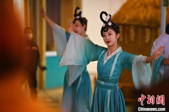 圖為工作人員進(jìn)行舞蹈表演。李亞龍 攝</p><p>