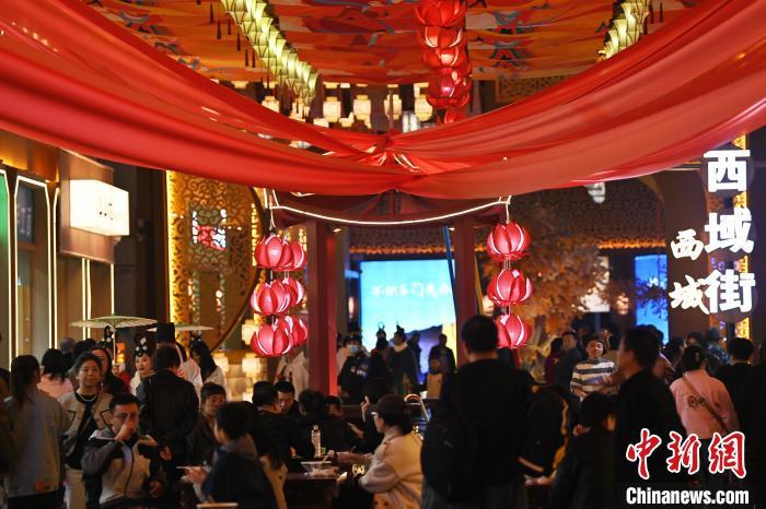 圖為街區(qū)現(xiàn)場(chǎng)游客絡(luò)繹不絕。李亞龍 攝</p><p>
