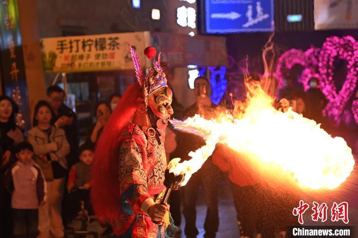 圖為工作人員進(jìn)行雜耍表演。李亞龍 攝</p><p>