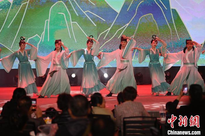 圖為工作人員進(jìn)行舞蹈表演。李亞龍 攝