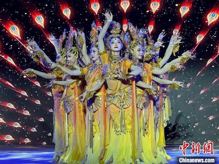圖為甘肅演藝集團(tuán)歌舞劇院表演的舞蹈《金光千佛》。(資料圖)戴文昌 攝