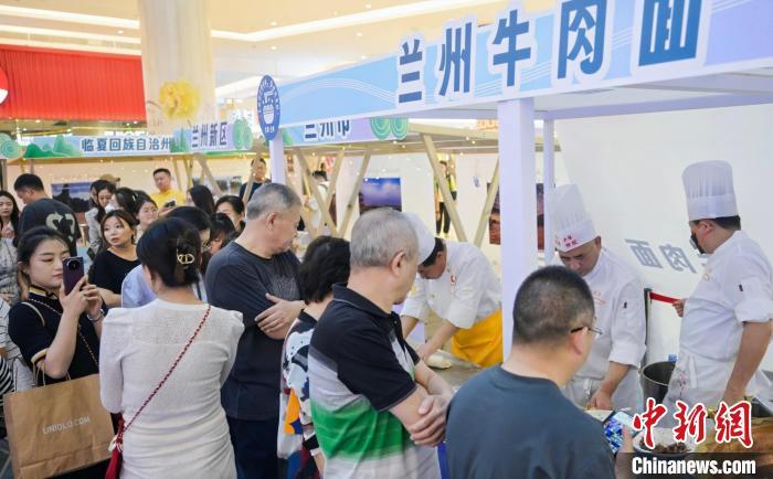 5月11日，“醉美玉如意·感恩幫扶情”甘肅(天津)文創(chuàng)非遺市集和特色美食展示活動(dòng)在天津舉行。(天津市文旅局供圖)