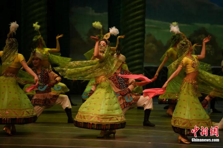 2024年2月23日晚，中國(guó)經(jīng)典舞劇《絲路花雨》在甘肅蘭州演出恭賀新春。李亞龍 攝