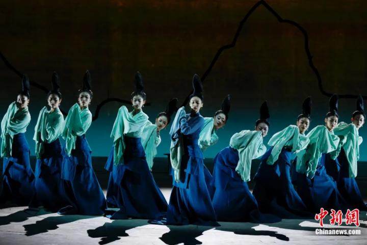 2024年2月29日晚，舞蹈詩(shī)劇《只此青綠》在北京上演，多國(guó)駐華使節(jié)和國(guó)際組織代表前來觀賞。韓海丹 攝