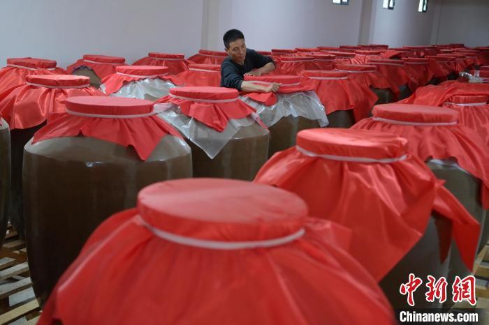 圖為5月10日，工作人員在儲(chǔ)酒庫(kù)檢查酒缸密封性。九美旦增　攝