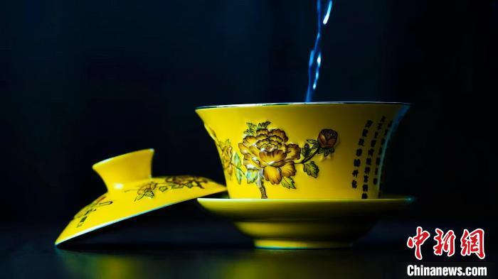 2023年5月，拍攝的臨夏特色茶飲——蓋碗茶。(資料圖)臨夏市融媒體中心供圖