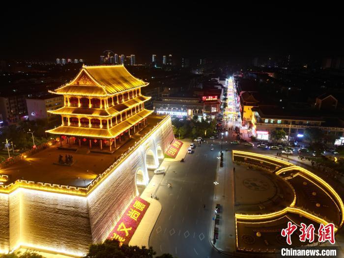 圖為武威市標(biāo)志性建筑涼州古城門(mén)燈光亮起。(無(wú)人機(jī)照片) 　戴文昌 攝</p><p>