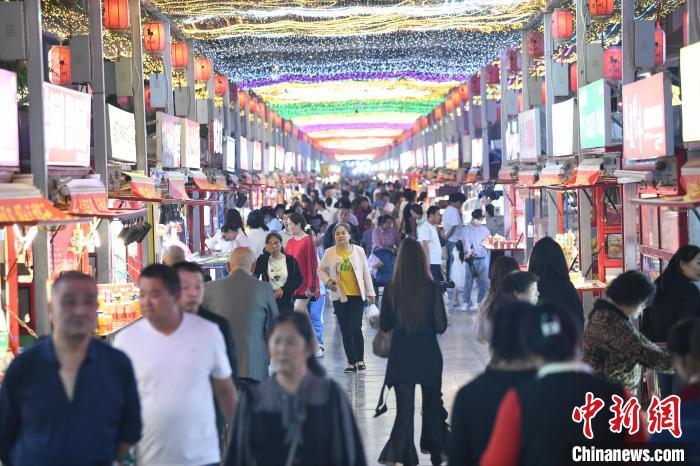 圖為燈光亮起，明清街夜市人氣漸旺?！〈魑牟?攝</p><p>