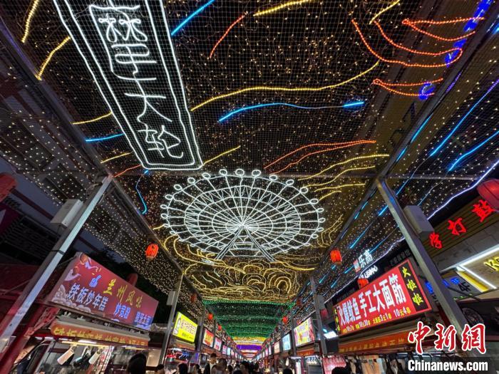 圖為明清街夜市燈光點(diǎn)亮具有武威文化元素的“摩天輪”彩燈?！〈魑牟?攝</p><p>
