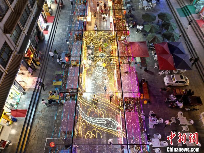 圖為明清街夜市燈光點(diǎn)亮具有武威文化元素的“天梯山石窟”彩燈。(無(wú)人機(jī)照片) 　戴文昌 攝</p><p>
