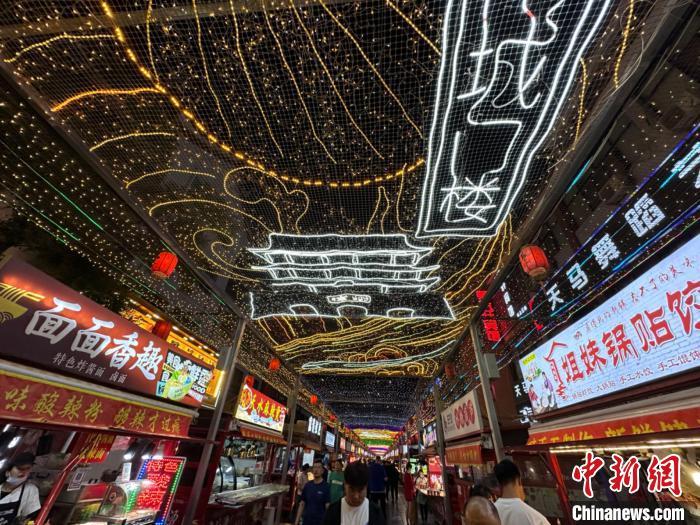 圖為明清街夜市燈光點(diǎn)亮具有武威文化元素的“涼州古城門(mén)”彩燈?！〈魑牟?攝</p><p>