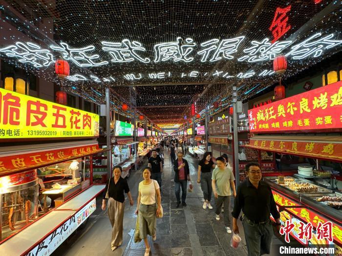 圖為明清街夜市燈光點(diǎn)亮“我在武威很想你”?！〈魑牟?攝</p><p>