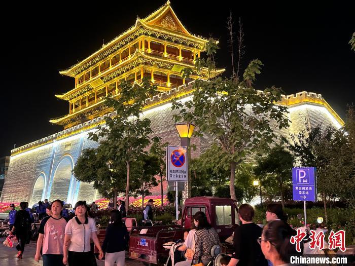 圖為夜幕降臨，涼州古城門(mén)燈光亮起?！〈魑牟?攝