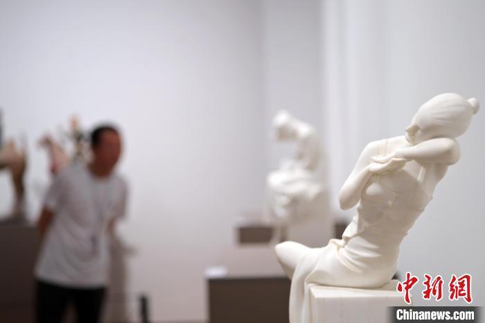5月21日，在“絲路印跡”雕塑藝術(shù)作品展展出的作品《綺羅香·香》。九美旦增 攝</p>
<p>