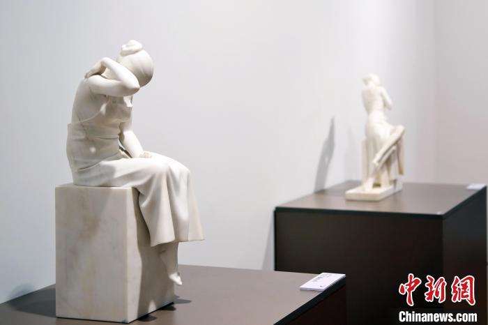 5月21日，在“絲路印跡”雕塑藝術(shù)作品展展出的雕塑作品《聲聲慢·艾艾》。九美旦增 攝</p>
<p>