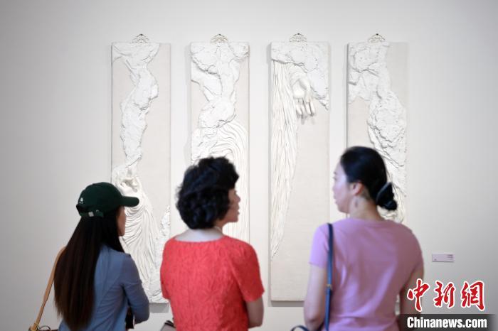 5月21日，觀眾參觀在“絲路印跡”雕塑藝術(shù)作品展展出的作品《無相》。九美旦增 攝</p>
<p>