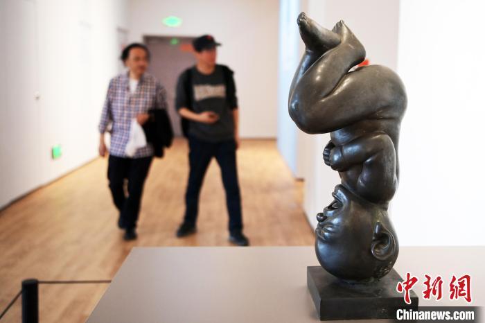 5月21日，觀眾參觀“絲路印跡”雕塑藝術(shù)作品展展出的雕塑作品。九美旦增 攝</p>
<p>