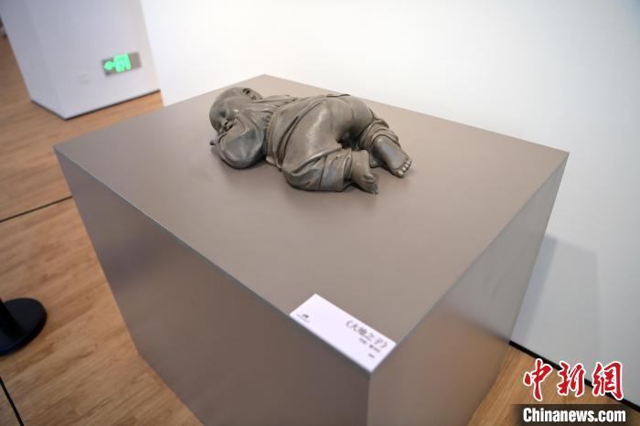 5月21日，在“絲路印跡”雕塑藝術(shù)作品展展出的作品《大地之子》。九美旦增 攝</p>
<p>