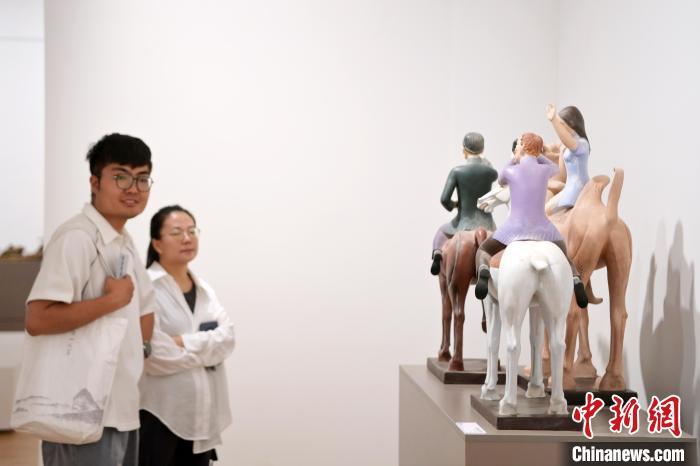 5月21日，觀眾參觀在“絲路印跡”雕塑藝術(shù)作品展展出的雕塑作品《絲路話語》。九美旦增 攝</p>
<p>