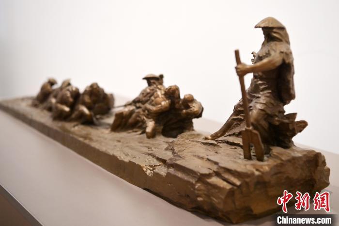 5月21日，在“絲路印跡”雕塑藝術(shù)作品展展出的作品《治水為民·禹德九州》。九美旦增 攝</p>
<p>