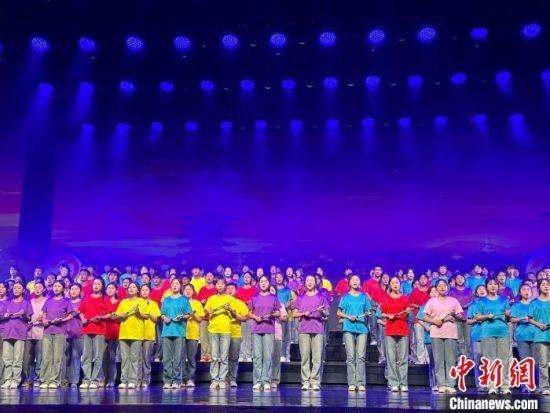 5月28日晚，“詩(shī)意甘肅·絲路長(zhǎng)風(fēng)三千里”——月出涼州·武威詩(shī)會(huì)在甘肅省武威市漢唐天馬城舉行。楊娜 攝