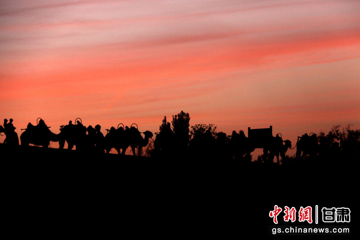 6月9日，敦煌市鳴沙山月牙泉景區(qū)晚霞如畫(huà)，美不勝收。張曉亮　攝