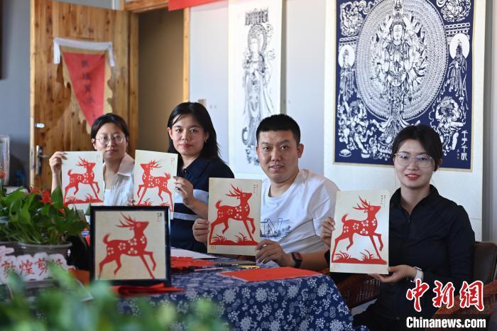 6月6日，在甘肅敦煌青年夜校課程中，青年學員展示學習敦煌非遺剪紙的成果。李亞龍 攝　　