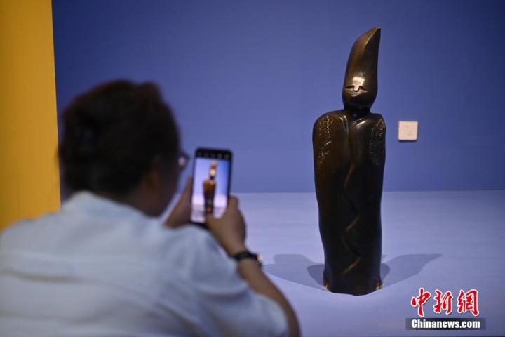 圖為游客拍攝蛇紋石作品《貴婦人》。中新社記者 李亞龍 攝