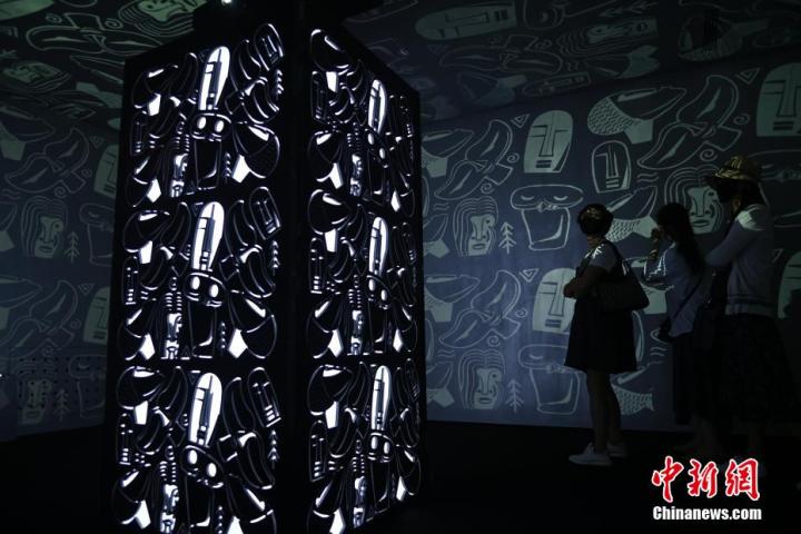 圖為游客參觀藝術(shù)展。中新社記者 李亞龍 攝
