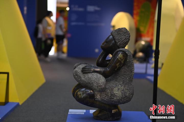 圖為游客參觀藝術(shù)展。中新社記者 李亞龍 攝</p>
<p>