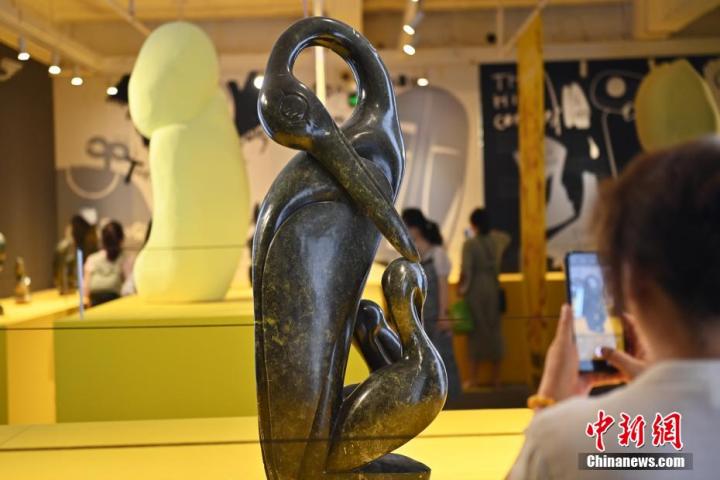 圖為游客拍攝蛇紋石作品《依戀》。中新社記者 李亞龍 攝