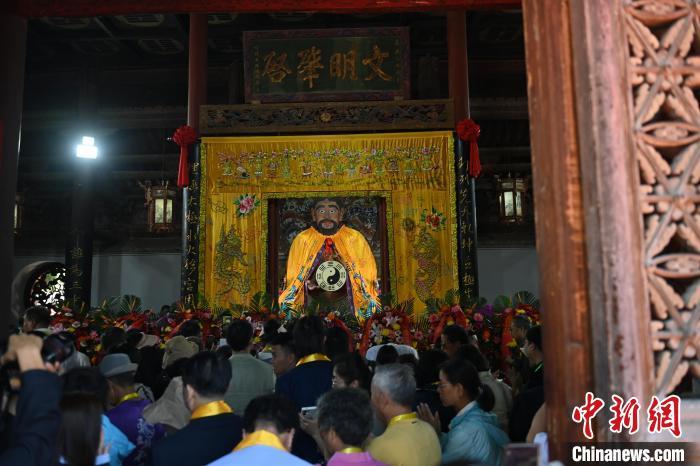6月21日，2024(甲辰)年公祭中華人文始祖伏羲大典在甘肅天水舉行，來自海峽兩岸及港澳地區(qū)約500人現(xiàn)場共祭中華人文始祖伏羲。中新社記者 李亞龍 攝