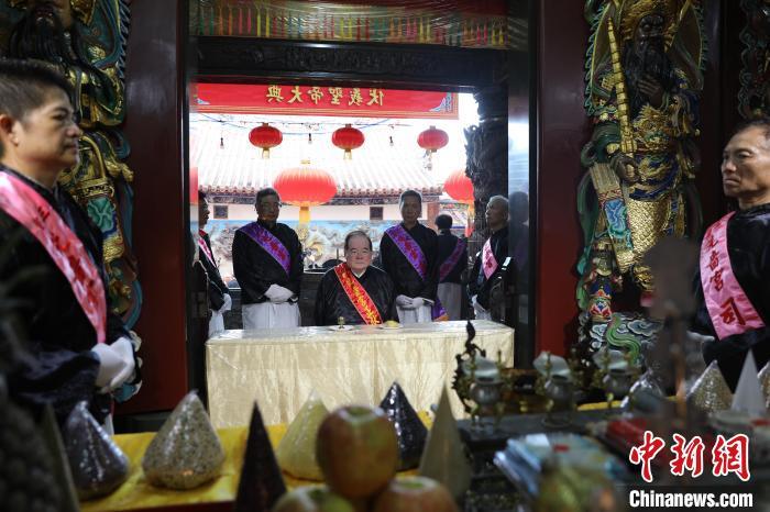 6月21日，“2024(甲辰年)兩岸共祭人文始祖伏羲典禮”在臺灣新北舉行。擔(dān)任主祭官的先嗇宮董事長、中國國民黨前秘書長李乾龍(中)出席典禮并擔(dān)任主祭官。中新社記者 張曉曦 攝