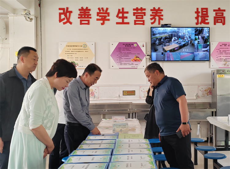 市紀委監(jiān)委扎實推動開展群眾身邊腐敗和作風問題集中整治工作，圖為市紀委監(jiān)委派駐市教育局紀檢監(jiān)察組在白銀區(qū)開展“中小學校園食品安全和膳食經(jīng)費管理”集中整治工作開展情況督查.jpg