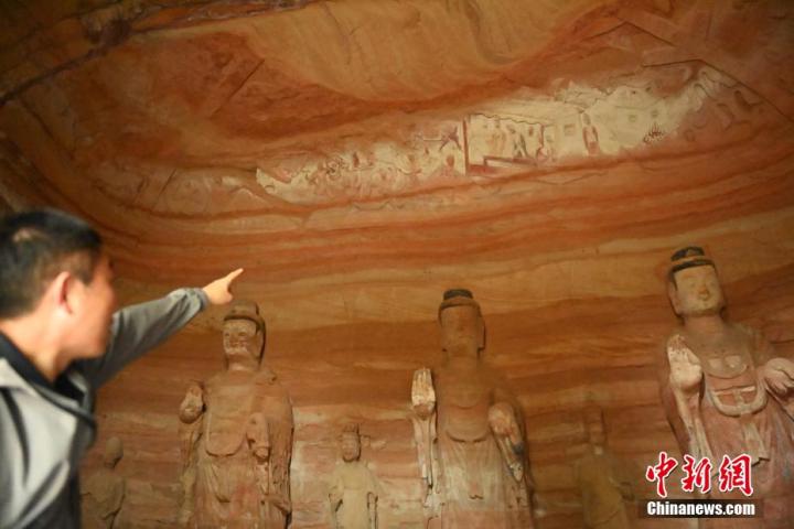 7月15日，甘肅省平?jīng)鍪袥艽h百里石窟長廊中的南石窟寺1號窟內(nèi)，工作人員介紹窟內(nèi)僅存的浮雕——佛傳故事。百里石窟長廊位于涇川縣境內(nèi)，由512個(gè)石窟、5眼窟中石井組成，現(xiàn)存王母宮石窟、鳳凰山石窟、南石窟寺、丈八寺石窟、羅漢洞石窟、太山寺石窟等規(guī)模較大的石窟群，還有數(shù)量眾多的小石窟群。南石窟寺開鑿于北魏永平三年，其中1號窟屬于大型七佛窟，七佛高達(dá)6米。中新社記者 李亞龍 攝</p>
<p>