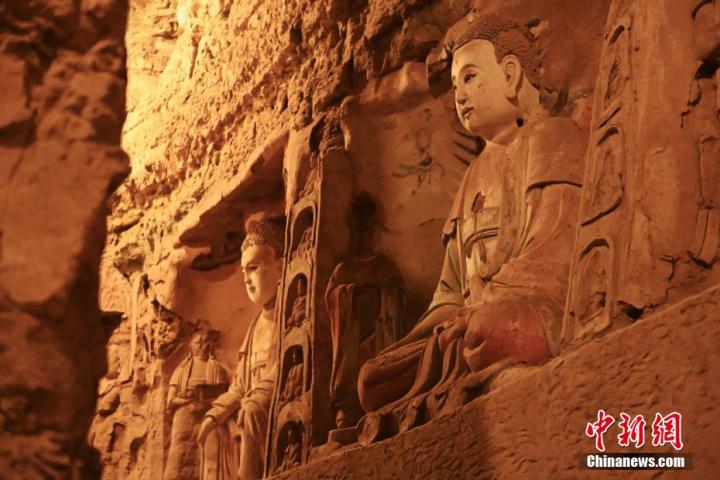 7月15日，甘肅省平?jīng)鍪袥艽h百里石窟長廊中的王母宮石窟造像。百里石窟長廊位于涇川縣境內(nèi)，由512個(gè)石窟、5眼窟中石井組成，現(xiàn)存王母宮石窟、鳳凰山石窟、南石窟寺、丈八寺石窟、羅漢洞石窟、太山寺石窟等規(guī)模較大的石窟群，還有數(shù)量眾多的小石窟群。王母宮石窟又名千佛洞，該窟設(shè)計(jì)宏大，造像生動(dòng)，窟內(nèi)擁有造像數(shù)百尊，是較為珍貴的佛教文化歷史遺存。中新社記者 李亞龍 攝</p>
<p>