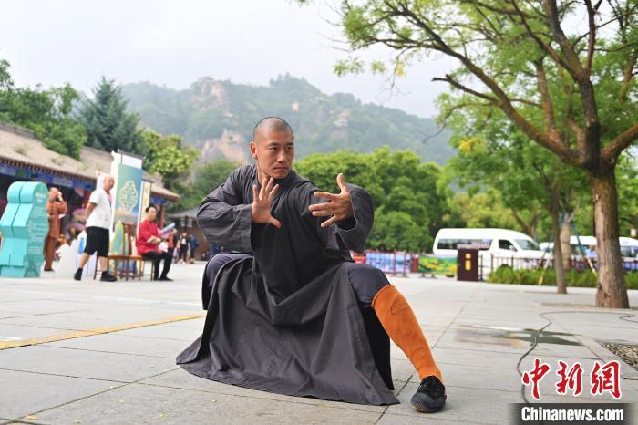 7月14日，甘肅省平?jīng)鍪嗅轻忌骄皡^(qū)內(nèi)，嵩山少林弟子展示武藝。7月13日至14日，“2024年北京體育大學(xué)第十五屆國際武術(shù)比賽交流大會(huì)暨首屆崆峒山國際武術(shù)大會(huì)”舉行，大會(huì)也在崆峒山景區(qū)進(jìn)行問道崆峒、武術(shù)高級(jí)研修班、崆峒拜師等系列活動(dòng)。中新社記者 李亞龍 攝</p>
<p>