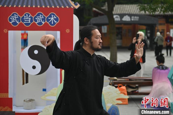 7月14日，甘肅省平?jīng)鍪嗅轻忌骄皡^(qū)內(nèi)，武當(dāng)玄武派傳承人展示武當(dāng)武術(shù)。7月13日至14日，“2024年北京體育大學(xué)第十五屆國際武術(shù)比賽交流大會(huì)暨首屆崆峒山國際武術(shù)大會(huì)”舉行，大會(huì)也在崆峒山景區(qū)進(jìn)行問道崆峒、武術(shù)高級(jí)研修班、崆峒拜師等系列活動(dòng)。中新社記者 李亞龍 攝</p>
<p>
