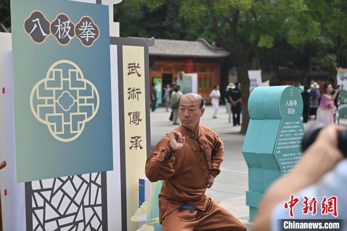 7月14日，甘肅省平?jīng)鍪嗅轻忌骄皡^(qū)內(nèi)，八極拳傳承人展示八極拳。7月13日至14日，“2024年北京體育大學(xué)第十五屆國際武術(shù)比賽交流大會(huì)暨首屆崆峒山國際武術(shù)大會(huì)”舉行，大會(huì)也在崆峒山景區(qū)進(jìn)行問道崆峒、武術(shù)高級(jí)研修班、崆峒拜師等系列活動(dòng)。中新社記者 李亞龍 攝</p>
<p>