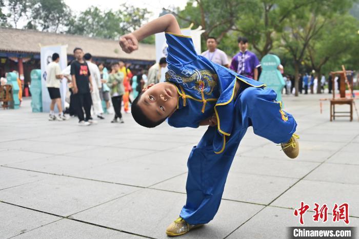 7月14日，甘肅省平?jīng)鍪嗅轻忌骄皡^(qū)內(nèi)，小朋友展示查拳。7月13日至14日，“2024年北京體育大學(xué)第十五屆國際武術(shù)比賽交流大會(huì)暨首屆崆峒山國際武術(shù)大會(huì)”舉行，大會(huì)也在崆峒山景區(qū)進(jìn)行問道崆峒、武術(shù)高級(jí)研修班、崆峒拜師等系列活動(dòng)。中新社記者 李亞龍 攝</p>
<p>