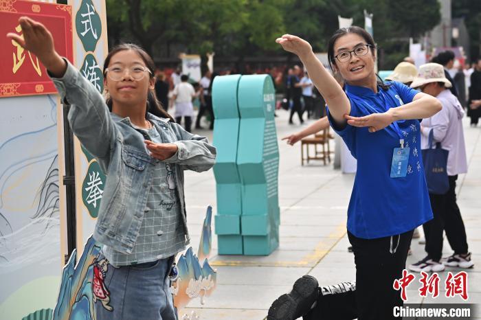 7月14日，甘肅省平?jīng)鍪嗅轻忌骄皡^(qū)內(nèi)，霍氏練手拳傳承人、霍元甲玄孫女霍靜虹(右)教授武術(shù)愛好者霍氏練手拳。7月13日至14日，“2024年北京體育大學(xué)第十五屆國際武術(shù)比賽交流大會(huì)暨首屆崆峒山國際武術(shù)大會(huì)”舉行，大會(huì)也在崆峒山景區(qū)進(jìn)行問道崆峒、武術(shù)高級(jí)研修班、崆峒拜師等系列活動(dòng)。中新社記者 李亞龍 攝</p>
<p>