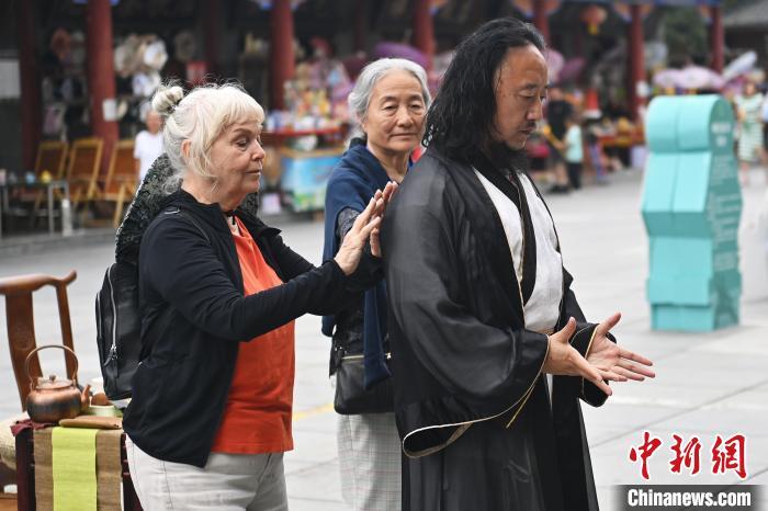 7月14日，甘肅省平?jīng)鍪嗅轻忌骄皡^(qū)內(nèi)，外籍武術(shù)愛好者感受青城武術(shù)。7月13日至14日，“2024年北京體育大學(xué)第十五屆國際武術(shù)比賽交流大會(huì)暨首屆崆峒山國際武術(shù)大會(huì)”舉行，大會(huì)也在崆峒山景區(qū)進(jìn)行問道崆峒、武術(shù)高級(jí)研修班、崆峒拜師等系列活動(dòng)。中新社記者 李亞龍 攝</p>
<p>