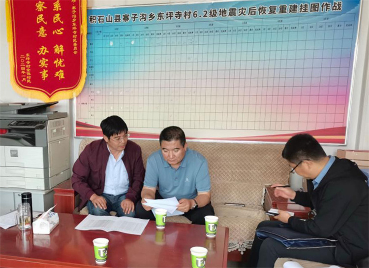 州縣紀(jì)委監(jiān)委機(jī)關(guān)聯(lián)合督查組對下沉干部 、駐村干部 、包村組長、村干部 “四級”干部履職到崗情況，以及工作日志和民情臺賬、訴求臺賬進(jìn)行日常監(jiān)督檢查，壓實(shí)工作責(zé)任。.jpg