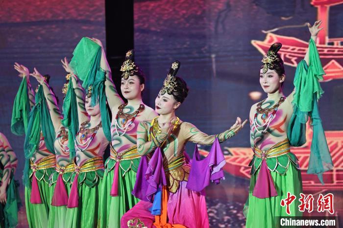 7月19日晚，第五屆黃河之濱文藝展演在蘭州體育文化廣場(chǎng)開(kāi)幕。圖為開(kāi)幕式演出敦煌舞蹈。張曦予 攝