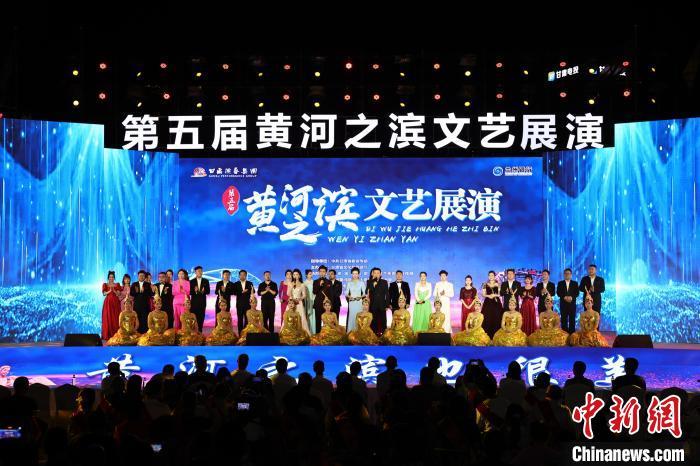7月19日晚，第五屆黃河之濱文藝展演在蘭州體育文化廣場(chǎng)開(kāi)幕。張曦予 攝