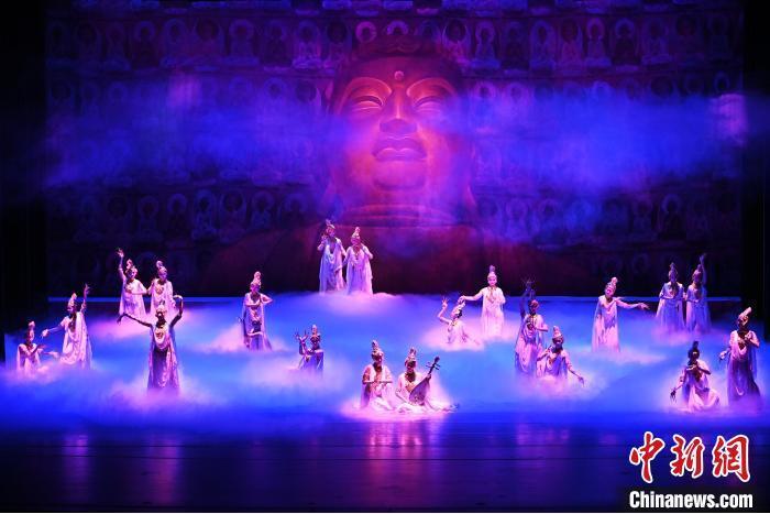 7月18日晚，中國經(jīng)典舞劇《絲路花雨》在甘肅蘭州黃河劇院進(jìn)行演出。中國經(jīng)典舞劇《絲路花雨》迎來45周年，7月17日-8月4日在蘭州開啟為期多天的駐場演出。該舞劇取材于敦煌莫高窟壁畫，集中國霓裳羽衣舞、敦煌舞、印度舞、黑巾舞、波斯馬鈴舞等于一身，自1979年演出至今，該劇先后在40多個國家和地區(qū)演出近4000場，觀眾550多萬人次。中新社記者 李亞龍 攝</p>
<p>