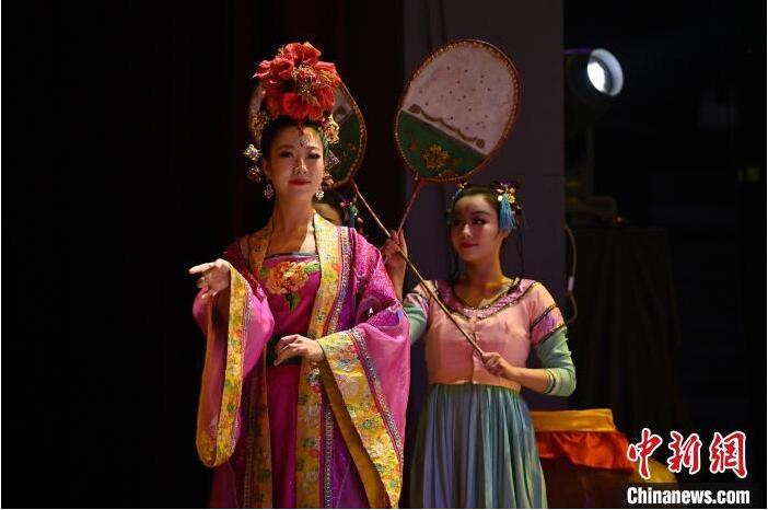 7月18日晚，中國經(jīng)典舞劇《絲路花雨》在甘肅蘭州黃河劇院進(jìn)行演出。中國經(jīng)典舞劇《絲路花雨》迎來45周年，7月17日-8月4日在蘭州開啟為期多天的駐場演出。該舞劇取材于敦煌莫高窟壁畫，集中國霓裳羽衣舞、敦煌舞、印度舞、黑巾舞、波斯馬鈴舞等于一身，自1979年演出至今，該劇先后在40多個國家和地區(qū)演出近4000場，觀眾550多萬人次。中新社記者 李亞龍 攝</p>
<p>